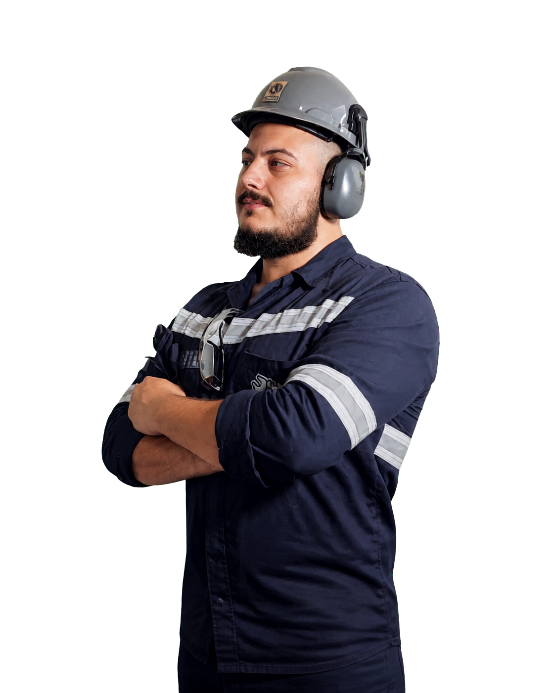 Engenheiro Gustavo Baréa usando capacete e uniforme industrial, com os braços cruzados
