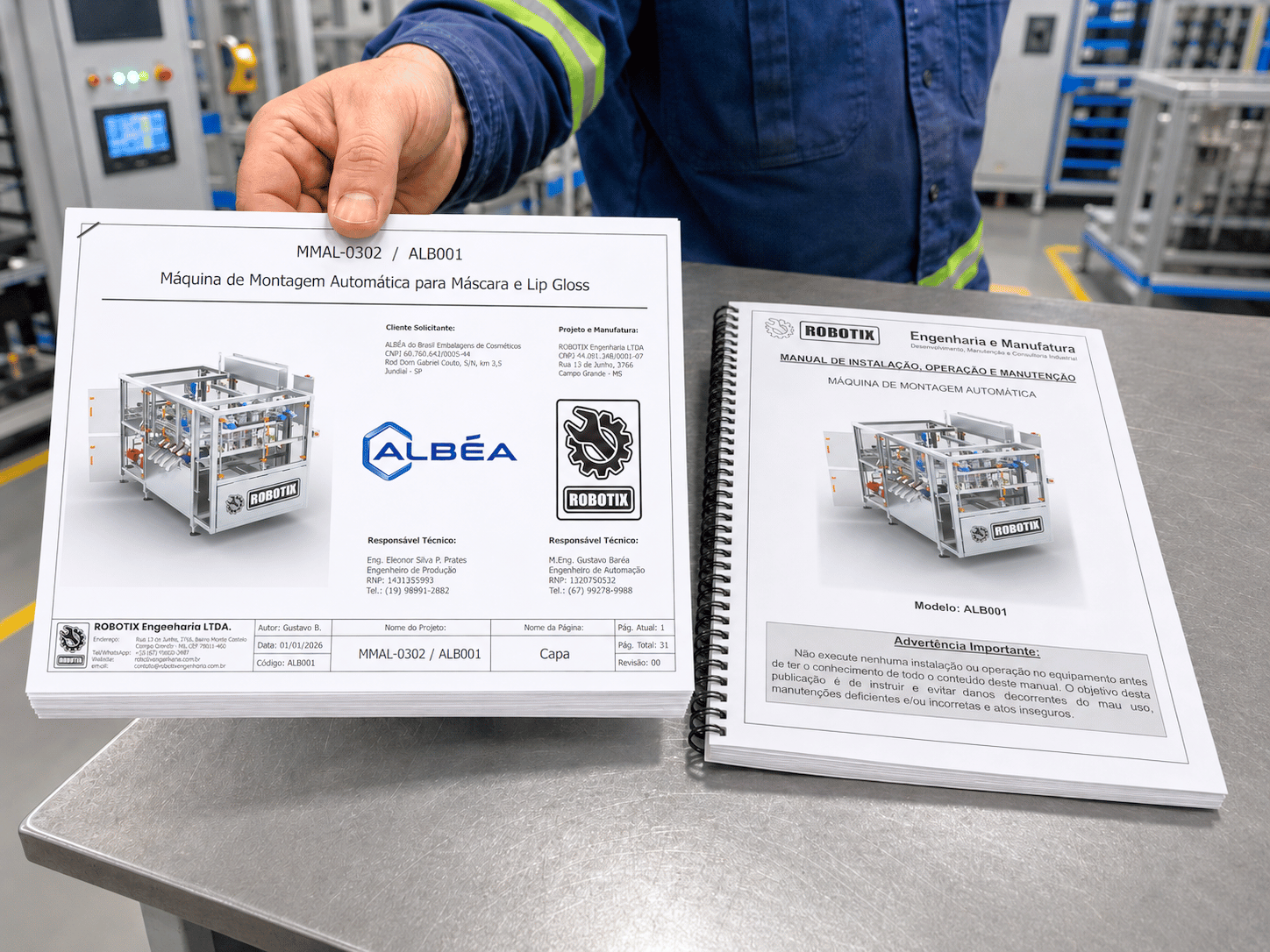 Profissional apresentando projeto técnico impresso e manual de uma máquina industrial concluída